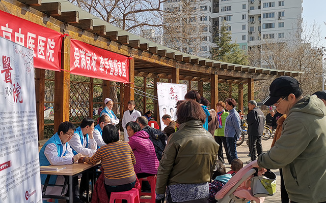 【学雷锋日】赢博国际官网,赢博国际网址举办“爱满京城，牵手智慧家医”志愿服务活动(图2)