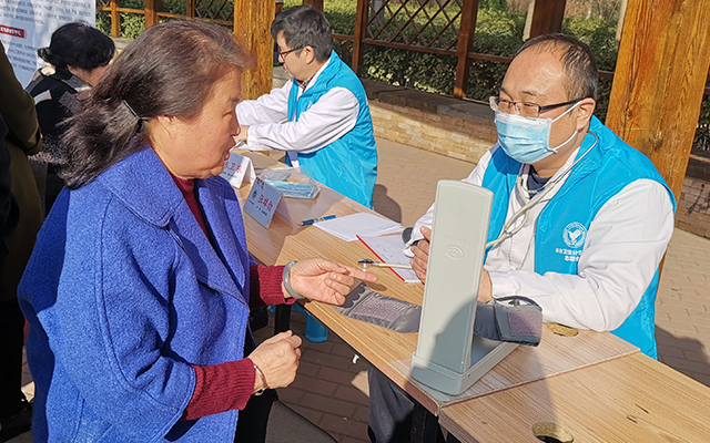 【学雷锋日】赢博国际官网,赢博国际网址举办“爱满京城，牵手智慧家医”志愿服务活动(图5)